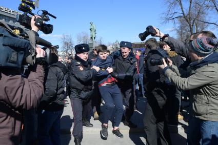Москва. Задержание участника несанкционированной акции оппозиции против коррупции на Пушкинской площади.