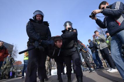 Москва.  Задержание участника несанкционированной акции оппозиции против коррупции на Пушкинской площади.