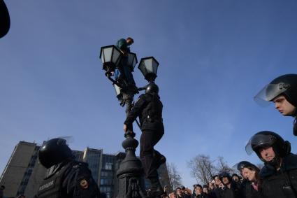 Москва. Задержание участника несанкционированной акции оппозиции против коррупции на Пушкинской площади.