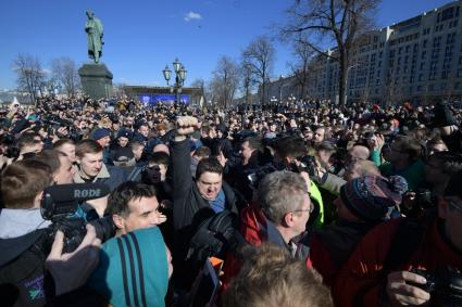 Москва.  Несанкционированная акция против коррупции сторонников оппозиционера Алексея Навального на Пушкинской площади.