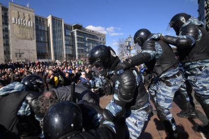 Москва.  Задержание участника несанкционированной акции оппозиции против коррупции на Пушкинской площади.