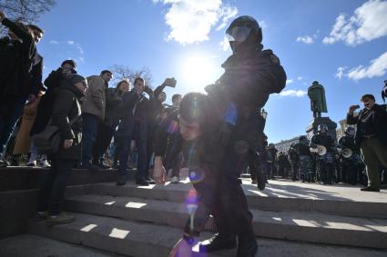 Москва.  Задержание участника несанкционированной акции оппозиции против коррупции на Пушкинской площади.