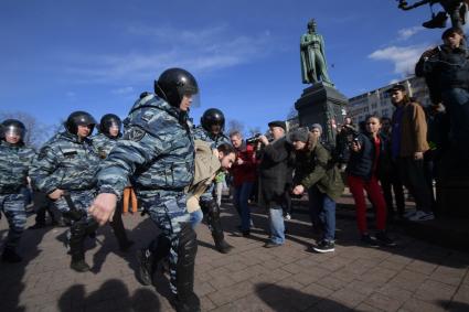 Москва.  Задержание участника несанкционированной акции оппозиции против коррупции на Пушкинской площади.