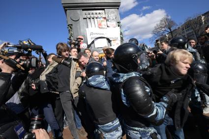 Москва.  Задержание участника несанкционированной акции оппозиции против коррупции на Пушкинской площади.