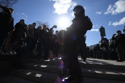 Москва.  Участники несанкционированной акции против коррупции сторонников оппозиционера Алексея Навального на Пушкинской площади.