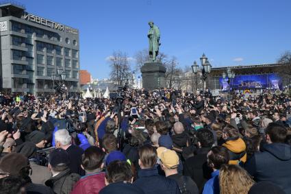 Москва.  Несанкционированная акция против коррупции сторонников оппозиционера Алексея Навального на Пушкинской площади.