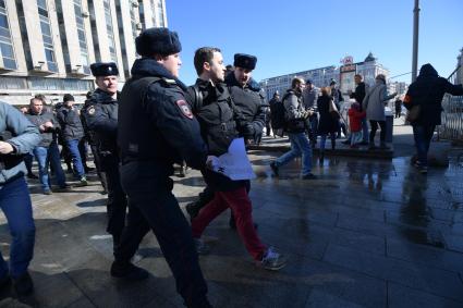 Москва.  Задержание участника несанкционированной акции оппозиции против коррупции на Пушкинской площади.