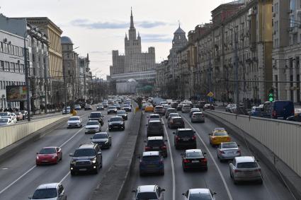 Москва.  Вид на  Большую Садовую улицу и  высотное здание на  Кудринской площади.