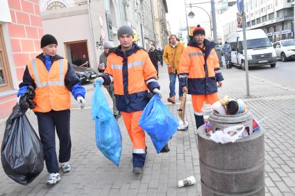 Москва.  Дворники убирают мусор на Тверской улице.