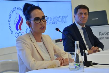 Москва. Основатель бренда ZASPORT Анастасия Задорина и президент Олимпийского комитета России (ОКР) Александр Жуков на пресс-конференции, посвященной подписанию соглашения между Олимпийским комитетом России и новым экипировщиком сборной России компанией ZASPORT в Инновационном центре ОКР.