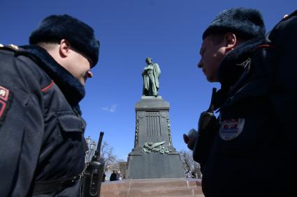 Москва. Во время несанкционированной акции оппозиции против коррупции на Пушкинской площади.