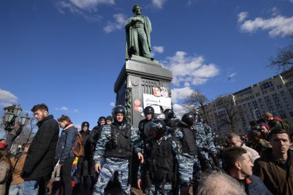 Москва.   Несанкционированная акция против коррупции сторонников оппозиционера Алексея Навального на Пушкинской площади.