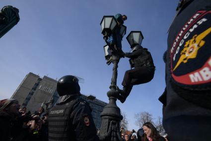 Москва. Задержание участника несанкционированной акции оппозиции против коррупции на Пушкинской площади.