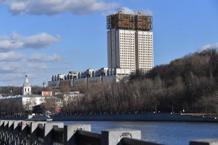 Москва.  Вид на здание Российской академии наук (РАН) на Ленинском проспекте.