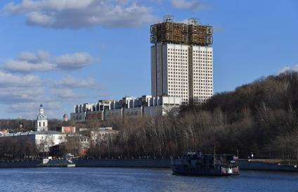 Москва.  Вид на здание Российской академии наук (РАН) на Ленинском проспекте.