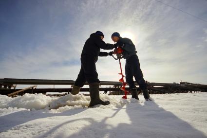 Свердловская область. Рабочие бурят лед для облегчения ледохода на реке Ница, которая резливается в период половодья и подтопляет прилегающие территории