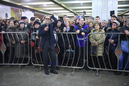 Москва. Певец Валерий Сюткин  исполняет песню на открытии нового этапа культурного проекта `Музыка в метро` в вестибюле станций  `Боровицкая `и `Библиотека им. Ленина`