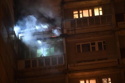 Москва.  Пожар в квартире  жилого  дома на улице Молдагуловой района Вешняки.