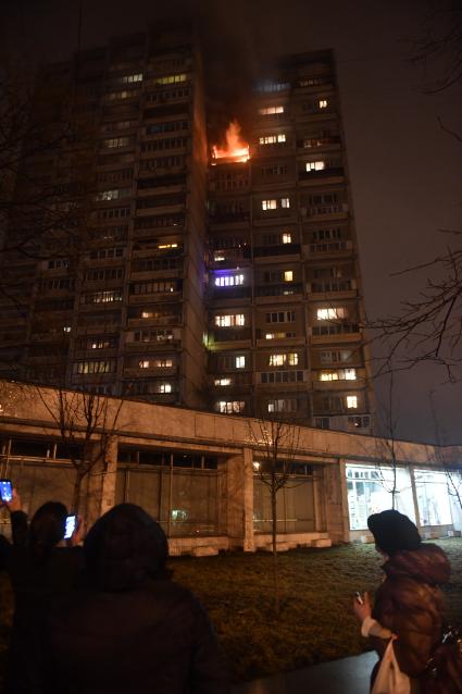 Москва.  Пожар в квартире  жилого  дома на улице Молдагуловой района Вешняки.