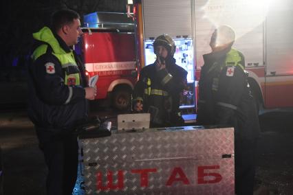 Москва. Штаб пожарной службы на улице Молдагуловой района Вешняки, где произошло возгорание в квартире жилого дома.