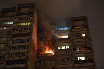 Москва.  Пожар в квартире  жилого  дома на улице Молдагуловой района Вешняки.