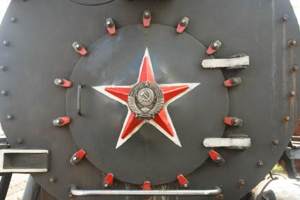 Карелия , Сортавала .  Звезда с серпом и молотом на ретро-паровозе   Л-5289  в горном  парке `Рускеала`.
