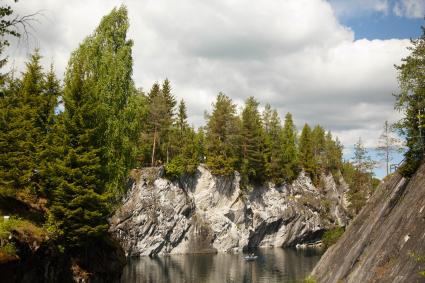 Карелия , Сортавала . Природа Мраморного каньона в Горном парке `Рускеала` .