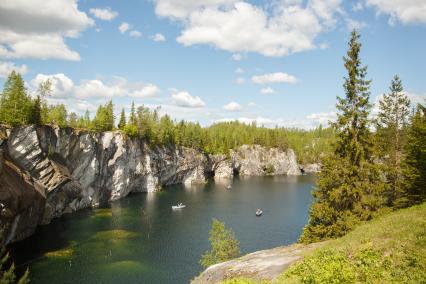 Карелия , Сортавала . Природа    Мраморного  каньона  в  Горном парке `Рускеала` .