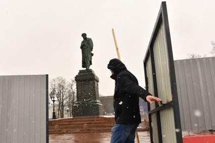 Москва.  Памятник Александру Пушкину на Пушкинской площади закрывают на реставрацию.