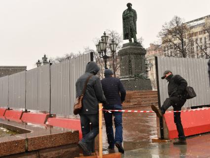 Москва.  Памятник Александру Пушкину на Пушкинской площади закрывают на реставрацию.