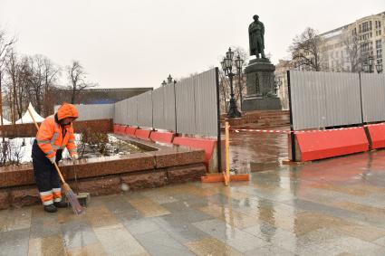 Москва.  Памятник Александру Пушкину на Пушкинской площади закрывают на реставрацию.