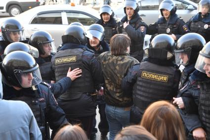 Москва. Задержание участника несанкционированной акции оппозиции против коррупции на Тверской улице.