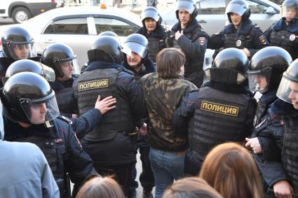 Москва. Задержание участника несанкционированной акции оппозиции против коррупции   на Тверской улице.