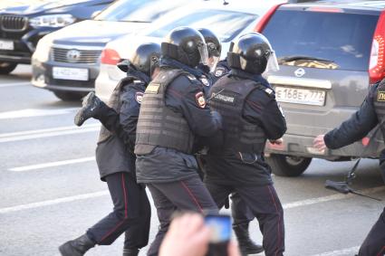 Москва. Задержание участника несанкционированной акции оппозиции против коррупции   на Тверской улице.