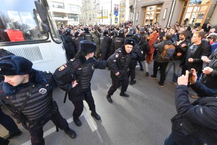 Москва.  Сотрудники полиции во время  несанкционированной акции против коррупции сторонников оппозиционера Алексея Навального в Мамоновском переулке.