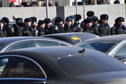 Москва.  Сотрудники полиции во время  несанкционированной акции против коррупции сторонников оппозиционера Алексея Навального на Триумфальной площади.