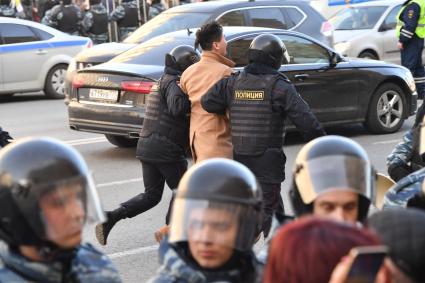 Москва. Задержание участника несанкционированной акции оппозиции против коррупции   на Тверской улице.