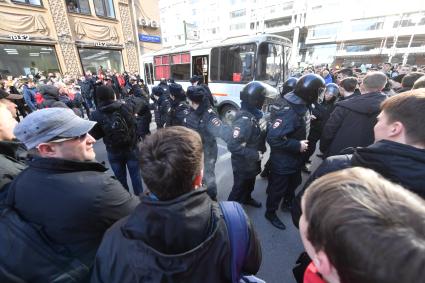 Москва.  Сотрудники полиции во время  несанкционированной акции против коррупции сторонников оппозиционера Алексея Навального в Мамоновском переулке.