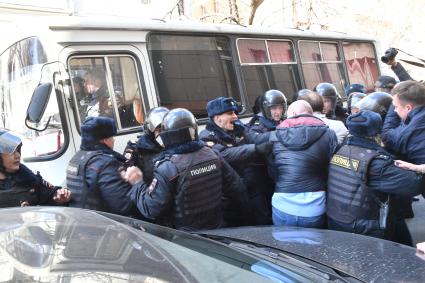 Москва.  Сотрудники полиции во время  несанкционированной акции против коррупции сторонников оппозиционера Алексея Навального в Мамоновском переулке.