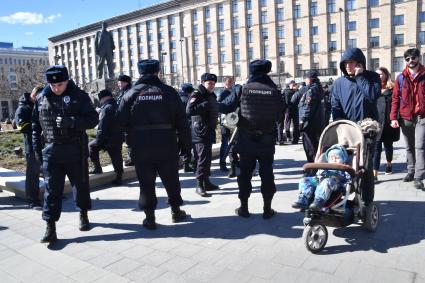 Москва.  Сотрудники полиции во время  несанкционированной акции против коррупции сторонников оппозиционера Алексея Навального на Триумфальной площади.