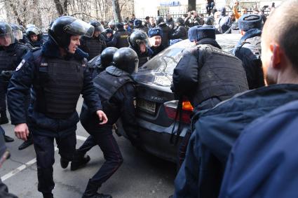 Москва.  Сотрудники полиции во время  несанкционированной акции против коррупции сторонников оппозиционера Алексея Навального в Мамоновском переулке.