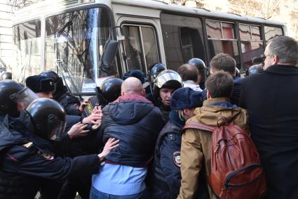 Москва.  Сотрудники полиции во время  несанкционированной акции против коррупции сторонников оппозиционера Алексея Навального в Мамоновском переулке.