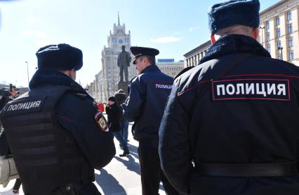 Москва.  Сотрудники полиции во время  несанкционированной акции против коррупции сторонников оппозиционера Алексея Навального на Триумфальной площади.