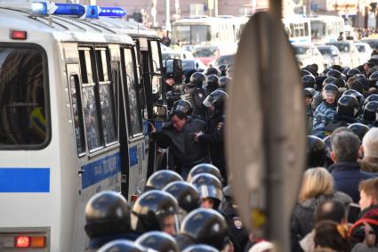 Москва. Задержание участника несанкционированной акции оппозиции против коррупции   на Тверской улице.