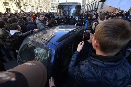 Москва.  Во время  несанкционированной акции против коррупции сторонников оппозиционера Алексея Навального в Мамоновском переулке.