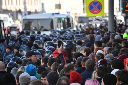 Москва.  Несанкционированная акция против коррупции сторонников оппозиционера Алексея Навального на Тверской улице.