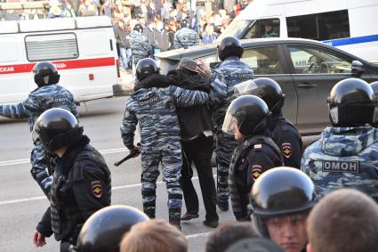 Москва. Задержание участника несанкционированной акции оппозиции против коррупции   на Тверской улице.