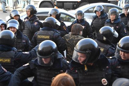 Москва. Задержание участника несанкционированной акции оппозиции против коррупции   на Тверской улице.