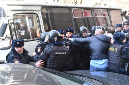 Москва. Сотрудники полиции во время несанкционированной акции против коррупции сторонников оппозиционера Алексея Навального в Мамоновском переулке.
