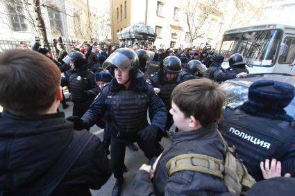 Москва.  Сотрудники полиции во время  несанкционированной акции против коррупции сторонников оппозиционера Алексея Навального в Мамоновском переулке.